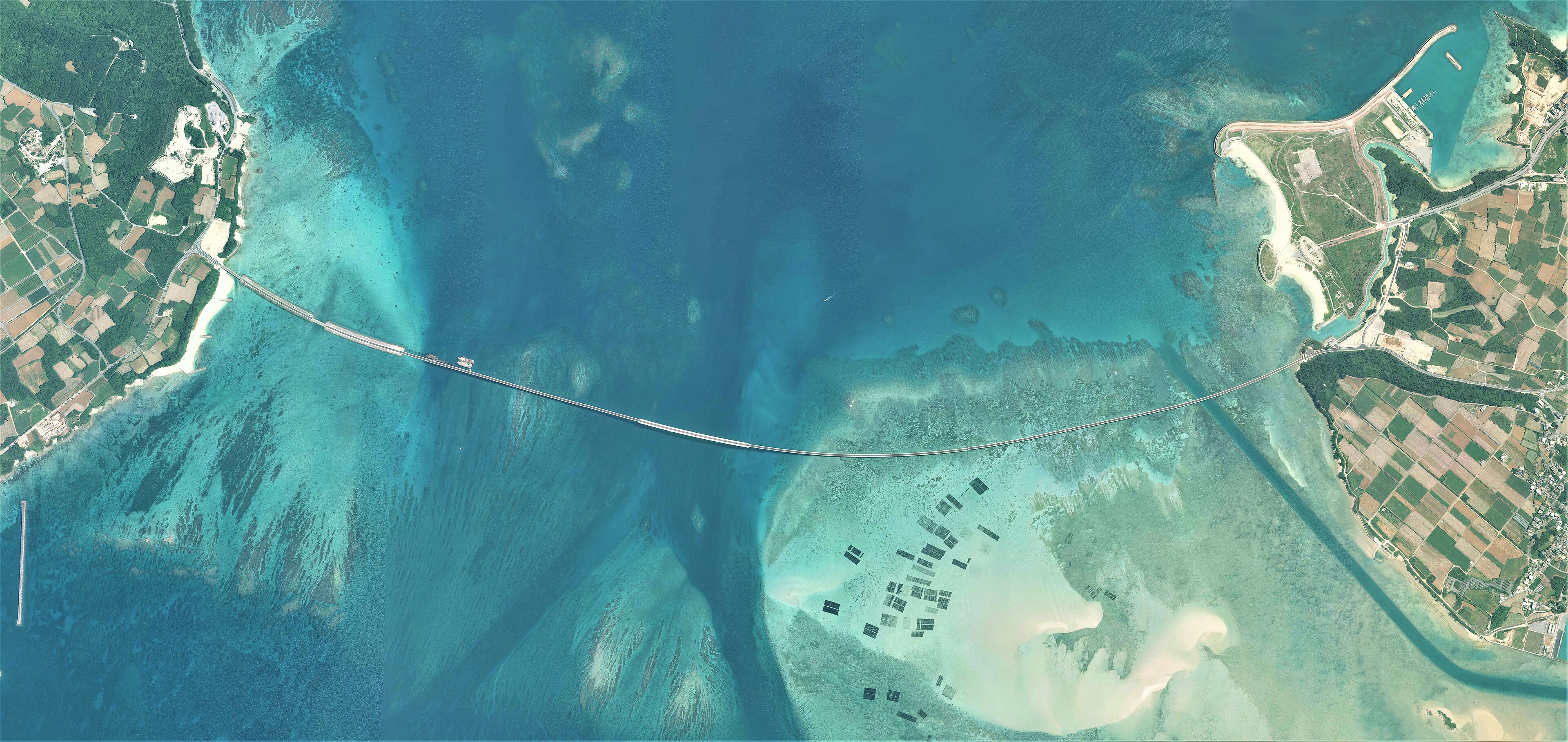 Vue aérienne de Miyakojima et d’Irabu entourées d’une eau turquoise